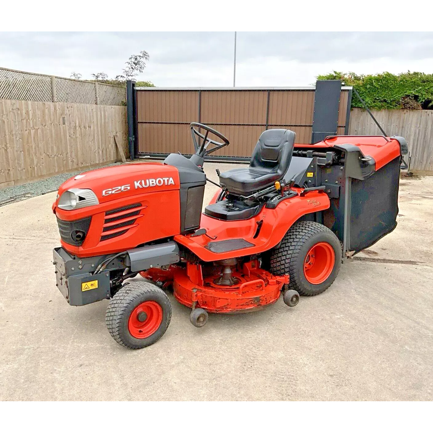 2011 KUBOTA G26 DIESEL RIDE ON LAWN MOWER